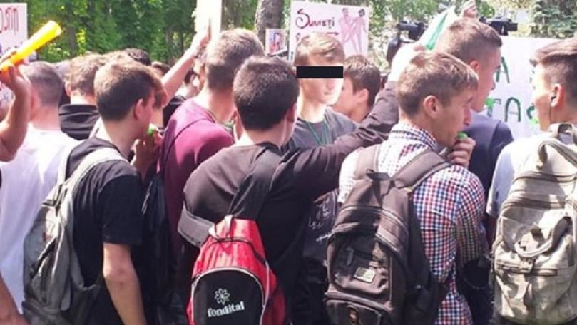 Deputat: O copilă de la un colegiu povestea în lacrimi despre protest