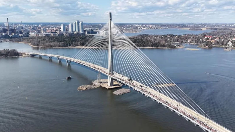 В Хельсинки открыли один из самых длинных пешеходных мостов в мире.
