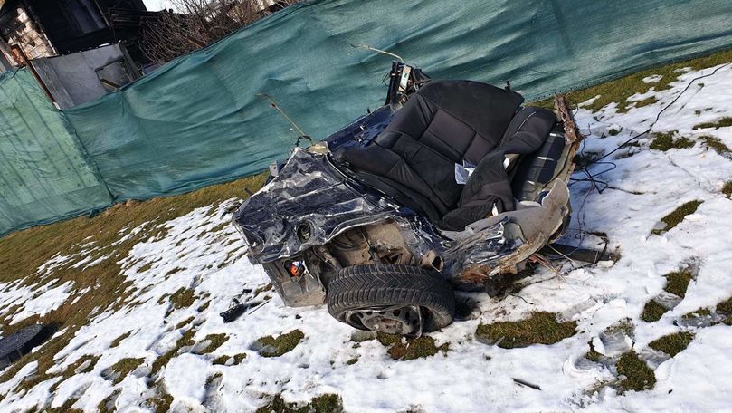BMW rupt în două de un Range Rover: O șoferiță a zburat 10 metri
