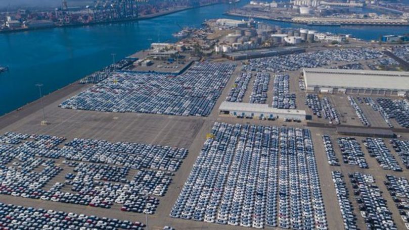 Cum arată zeci de mii de mașini noi lăsate în voia sorții într-un port