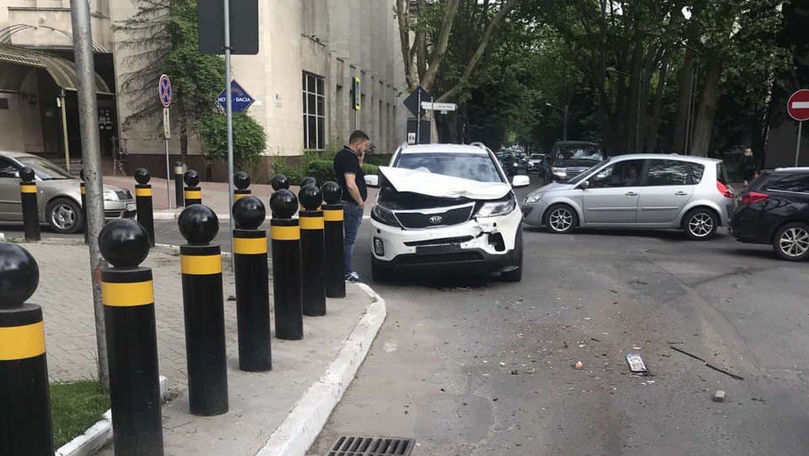 Accident pe o stradă din Capitală cu implicarea unui microbuz de rută