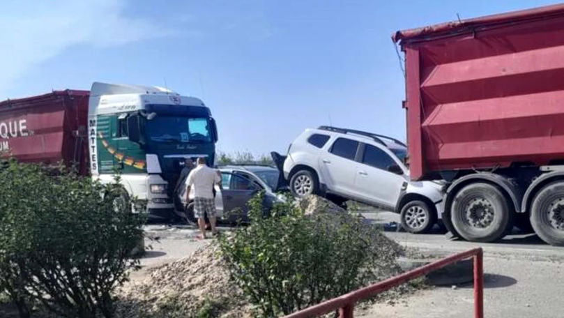 Accident neobişnuit în România: Două mașini, prinse între două TIR-uri