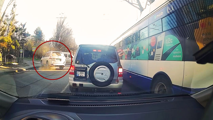Momentul în care două mașini se ciocnesc într-o intersecție din Capitală