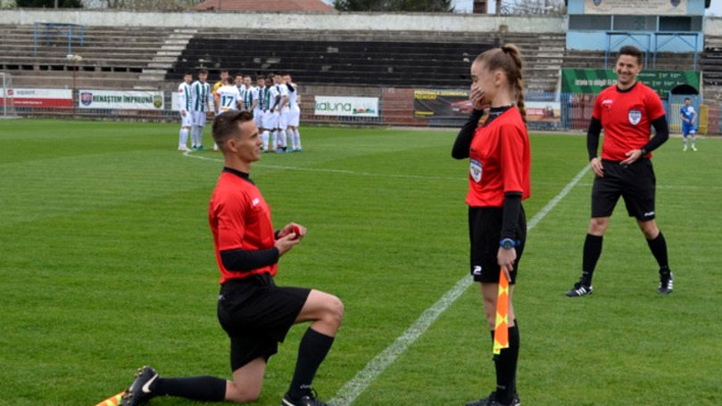 Cerere în căsătorie inedită la un meci din Liga 4 din România