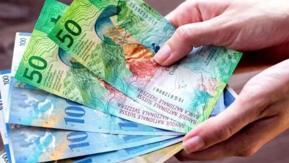 Ploaie cu bani în Elveția. Oamenii s-au înghesuit să strângă bancnotele