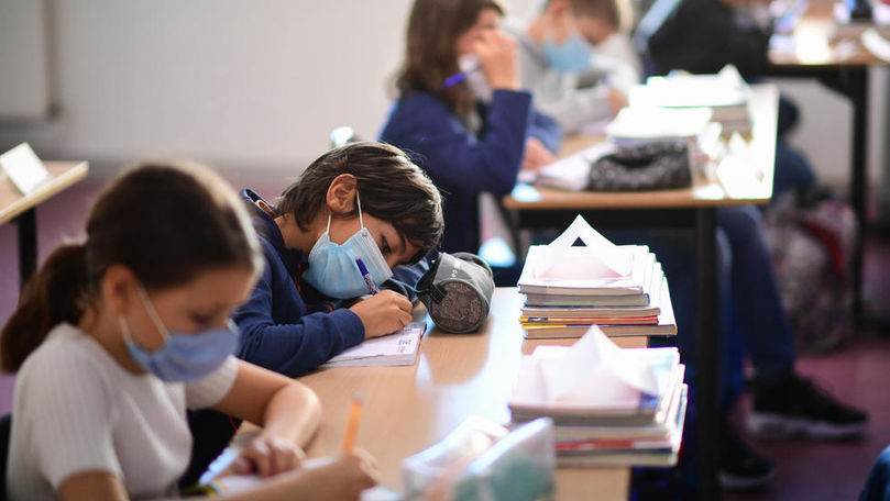 Copiii cu simptome de COVID-19 ar putea face testul la școală