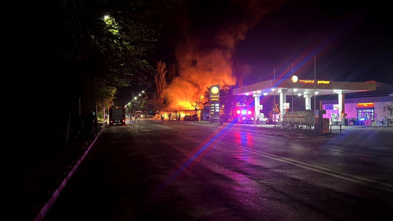 Incendiu violent lângă București: 27 de echipe de pompieri au intervenit