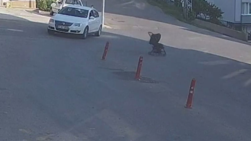La un pas de tragedie: Un copil în cărucior a căzut în gol de la 3 metri