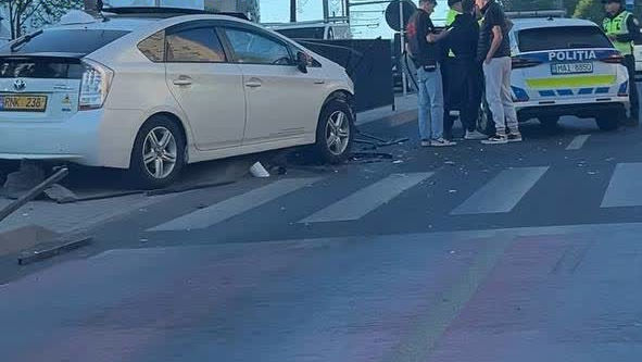 Accident în Capitală: Un șofer a intrat cu mașina într-un obstacol