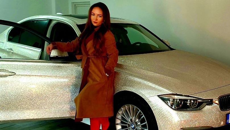 O româncă și-a acoperit BMW-ul cu mii de cristale Swarovski