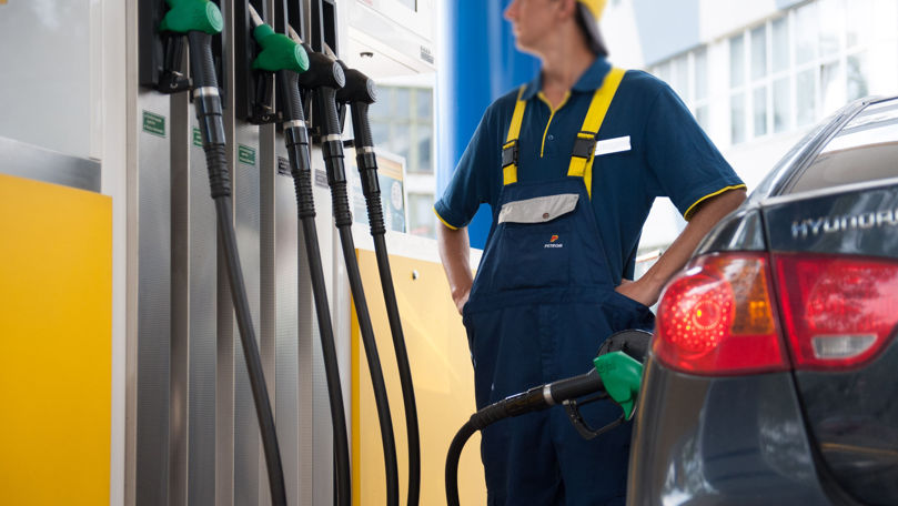 Noi prețuri stabilite de ANRE: Cât vor costa în weekend motorina și benzina