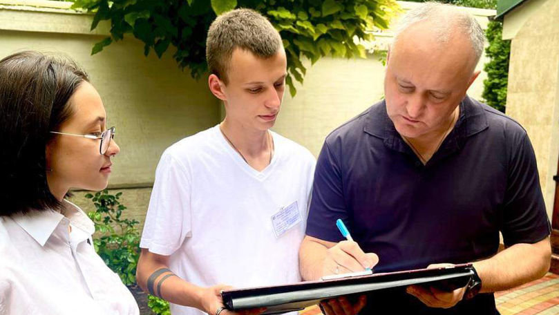 Procurorii s-au autosesizat, după ce Dodon a primit în vizită doi tineri
