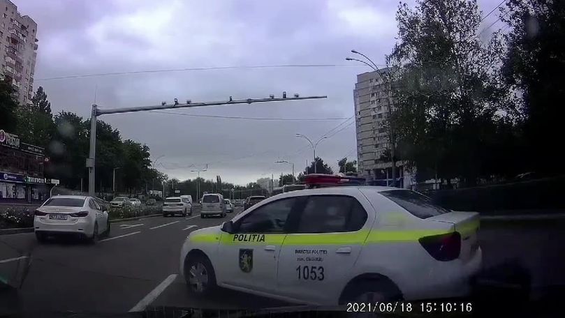 Amendă pentru șoferul mașinii de Poliție filmat cum încalcă la Chișinău
