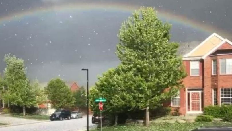 Fenomen foarte rar și spectaculos: Ploaie cu grindină, soare și curcubeu