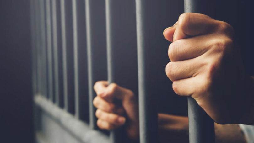Un recidivist, condamnat la închisoare după ce a înjunghiat trei bărbați