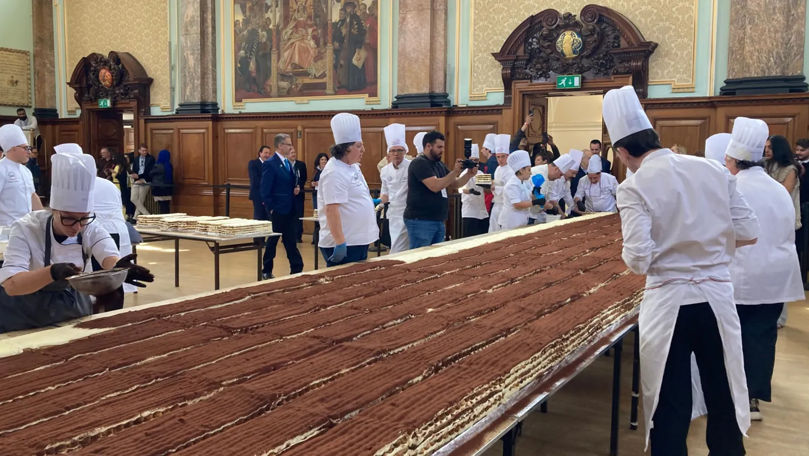 В Лондоне приготовили самый длинный в мире тирамису.