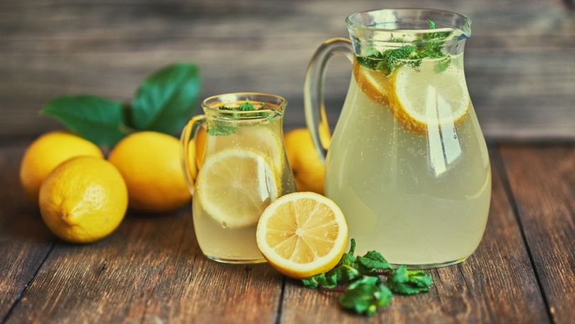 Назван напиток, который «вымывает жир» из организма: вода, сода и лимон.