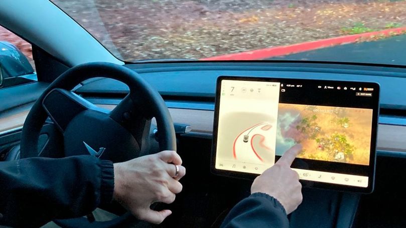 Tesla nu mai permite accesarea jocurilor video în timpul condusului