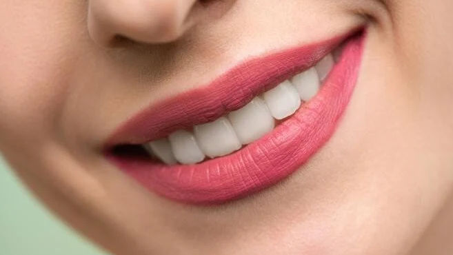 Ce spun dentiștii despre albirea dinților cu bicarbonat de sodiu