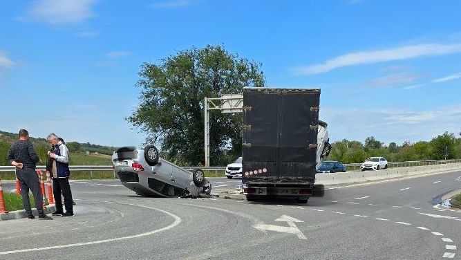 Accident la Ialoveni: O mașină, inversată după ce s-a lovit cu un camion