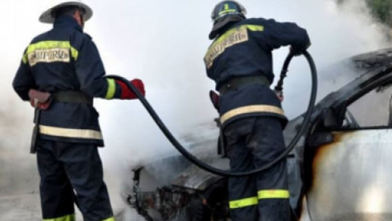 Incendiu nocturn, filmat la Chișinău: Mai multe mașini au ars