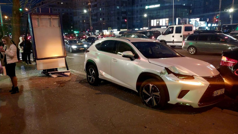 Trei automobile  s-au tamponat lângă o florărie din centrul Capitalei