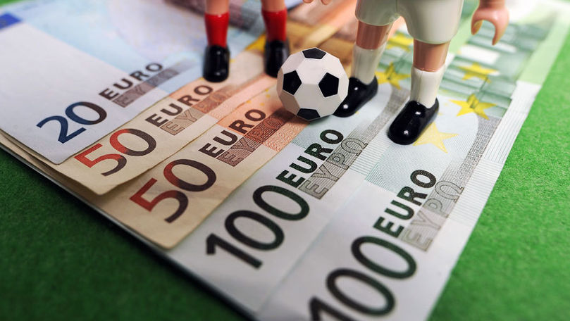 Игроку следовало подать декларацию о доходах, отразить в ней доходы от выигрышей и оплатить подоходный налог. 