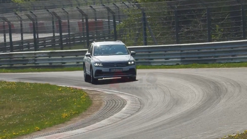 Обновленный Volkswagen Tiguan испытали на «Нюрбургринге».