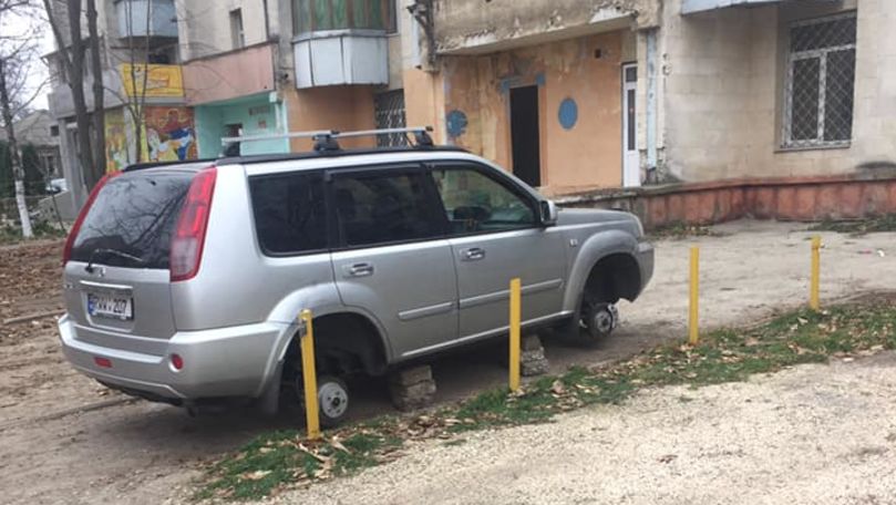 Mașină parcată în curtea unui bloc din Chișinău, lăsată fără 3 roți