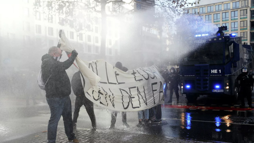Полиция Франкфурта применила водометы против участников протестов.