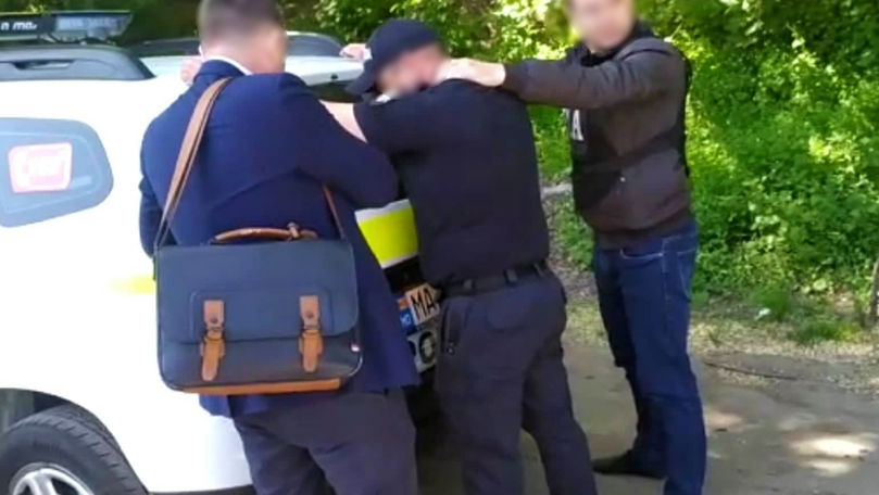 Imagini din timpul perchezițiilor la doi angajați INSP și șeful acestora