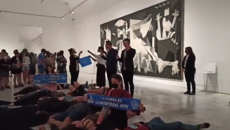 Protest al activiştilor anti-război la pictura Guernica a lui Picasso