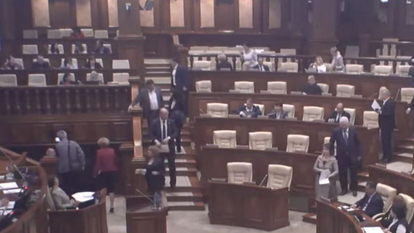 Депутаты БКС покинули заседание парламента: Любое предложение отвергается.