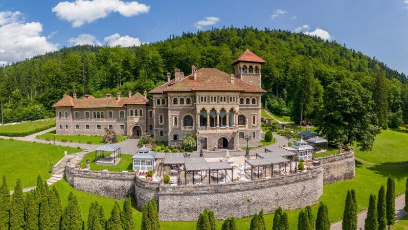 Povestea castelului din România în care s-a filmat serialul Wednesday