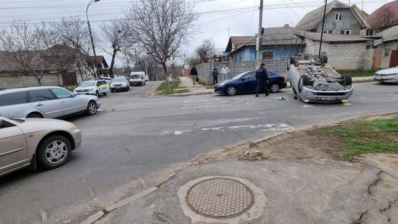 Accident în Capitală: Un șofer s-a răsturnat cu mașina