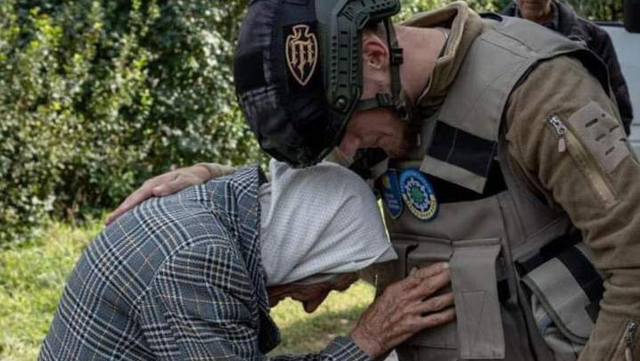 Imagini emoționante: O bunică de 92 de ani a întâmpinat soldații cu mere