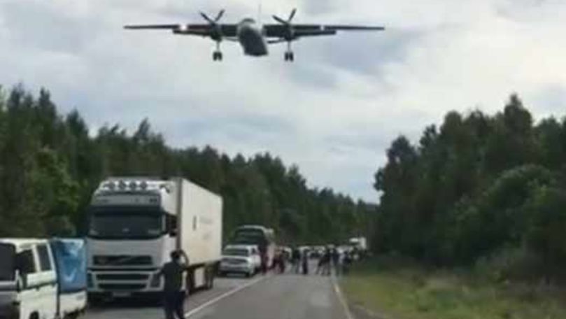 Trafic blocat: Avioanele militare au aterizat în mijlocul drumului