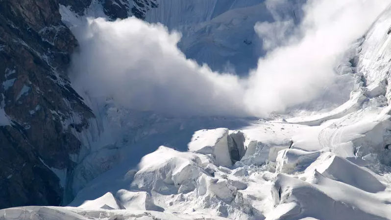 Două avalanșe mari în Făgăraş: Valul de zăpadă a lăsat turiștii blocați
