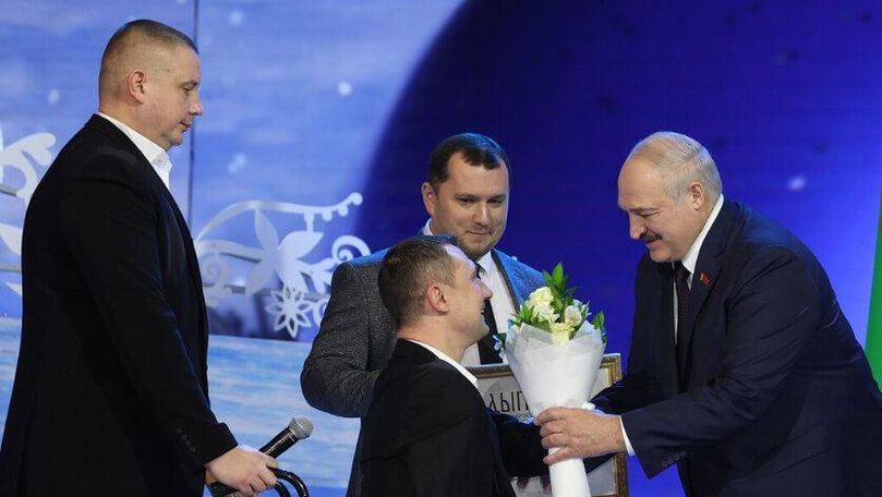 Moment jenant: Lukașenko a înmânat flori unui bărbat fără mâini