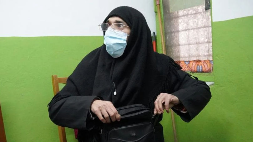 Un cerșetor deghizat în măicuță, prins lângă catedrala din Iași