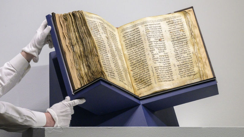 Cea mai veche Biblie ebraică s-a vândut cu 38 de milioane de dolari