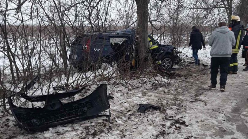 Cod Galben: Taxi, intrat în copac la Anenii Noi. Primele imagini