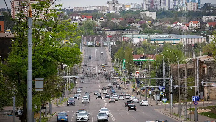 Bătaie într-un sens giratoriu din Capitală între un bărbat și o femeie