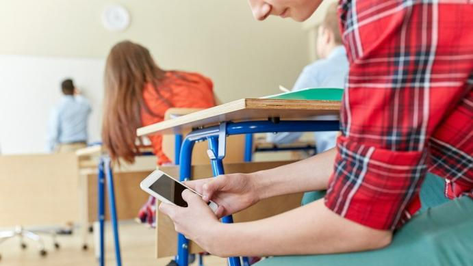 Fără telefoane mobile la ore: Când intră în vigoare legea