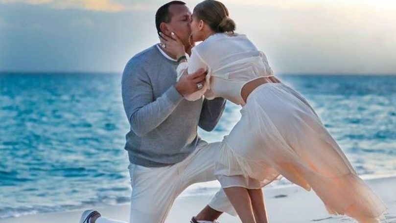Jennifer Lopez a publicat imaginile în care a fost cerută în căsătorie