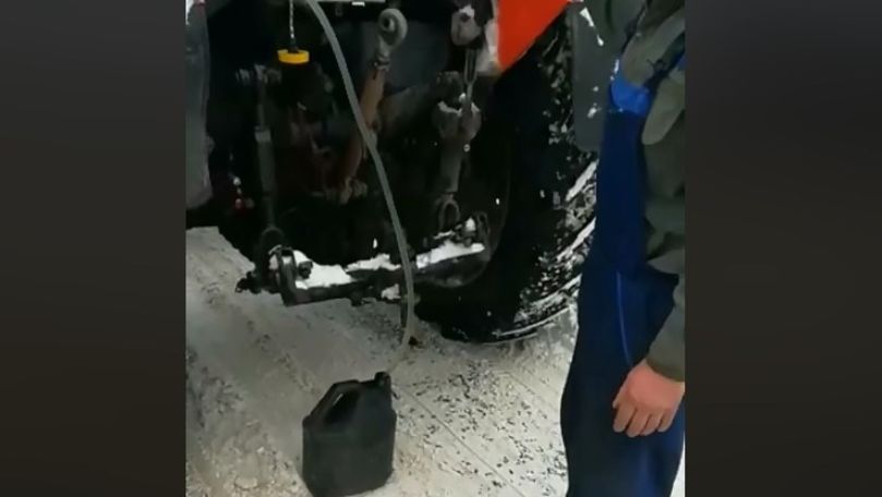 Șofer filmat la Bălți cum fură combustibilul de la un tractor