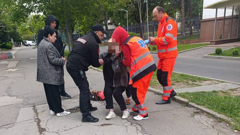 S-a împiedicat și s-a lovit la cap: O femeie a fost transportată la IMU