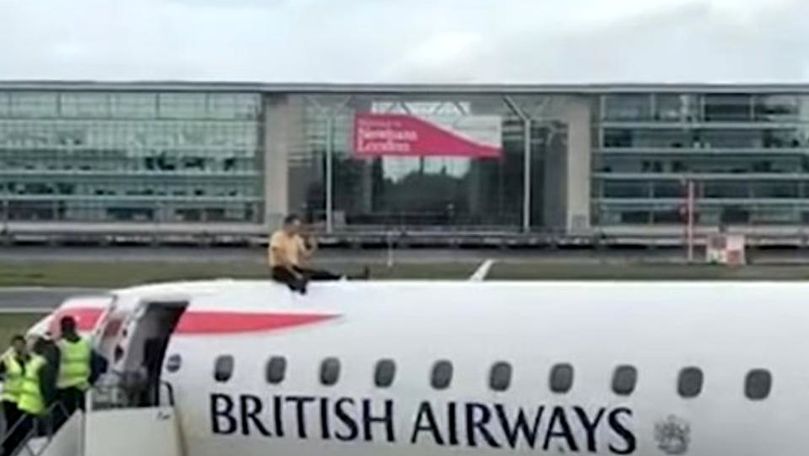 Un pasager orb a urcat pe un avion și a protestat live pe Facebook