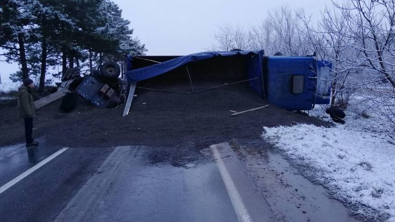 Un autocamion încărcat cu floarea-soarelui s-a răsturnat la Sângerei