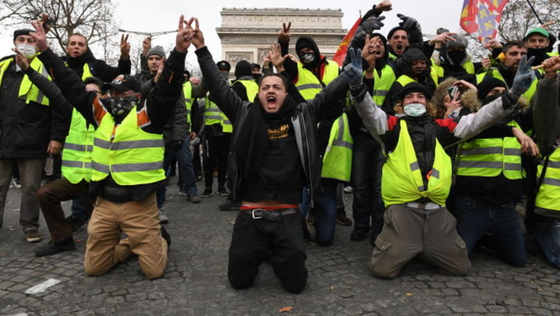 Vestele galbene, în genunchi în fața forțelor de ordine din Paris